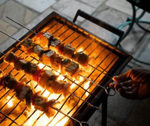 κεμπάπ και σουβλάκια στην σχάρα με κάρβουνα